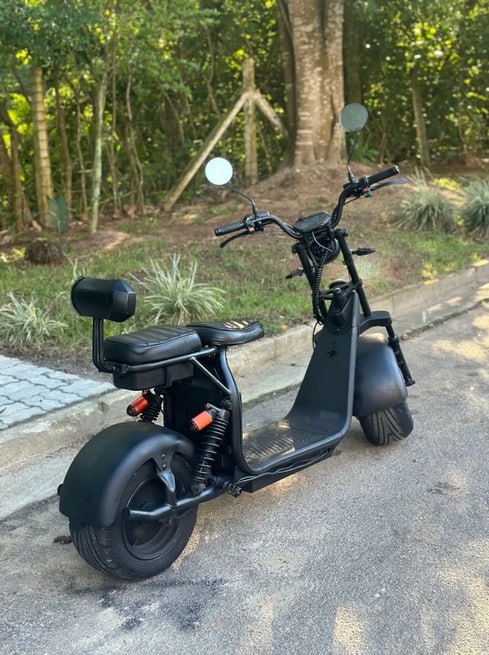 Scooter em ambiente urbano noturno